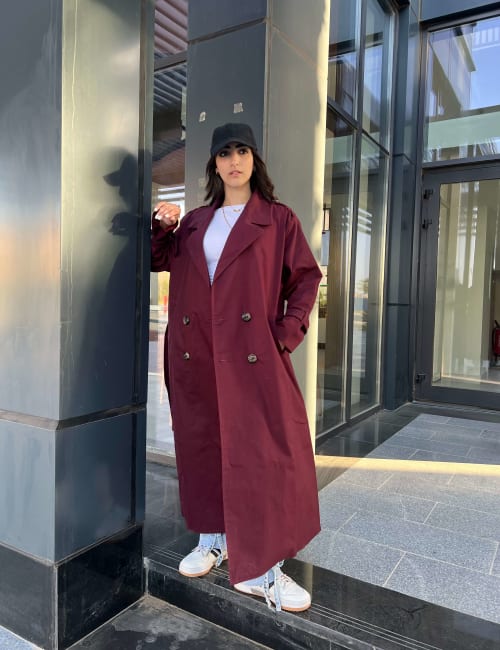 Trench coat in burgundy 