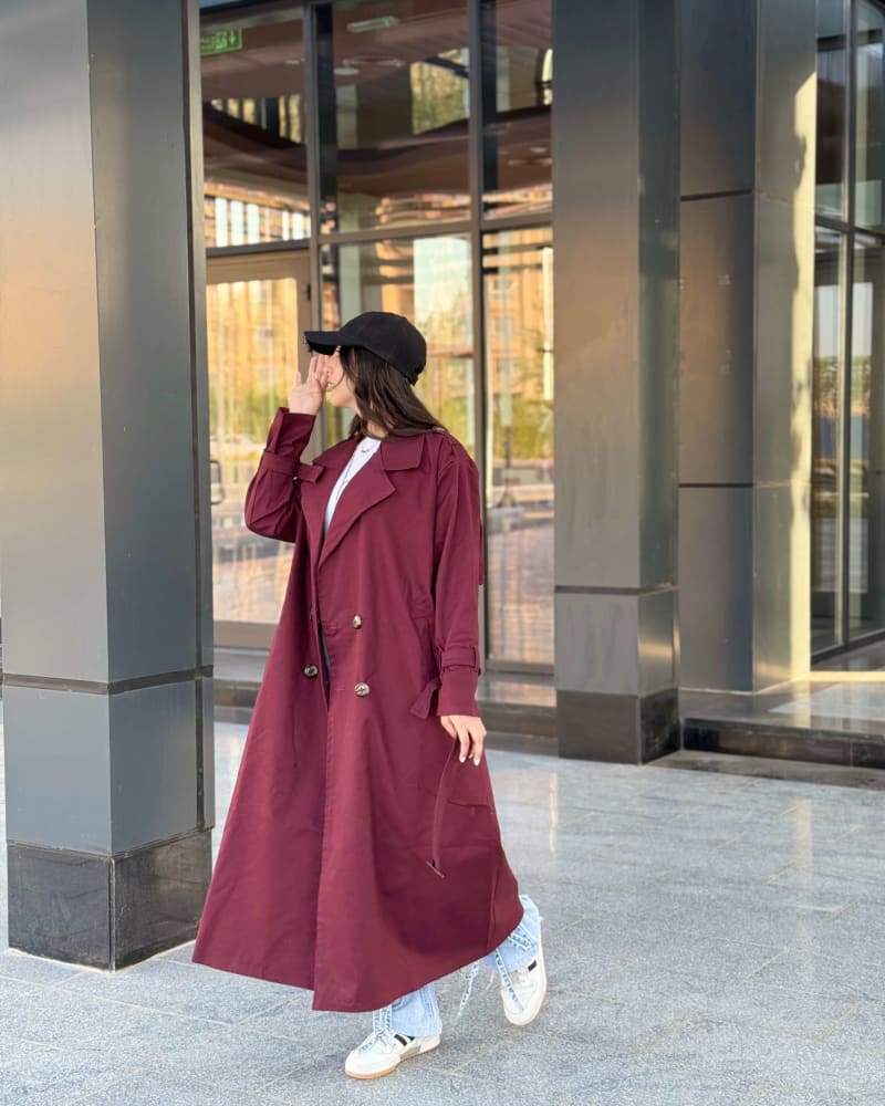 Trench coat in burgundy 
